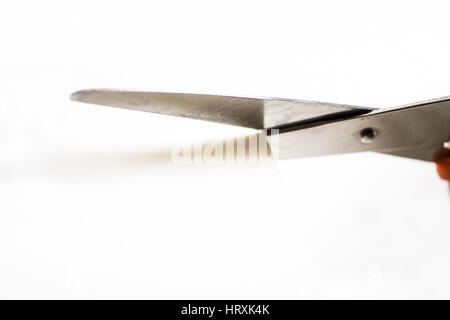 Bleistift Mark auf weißem Papier zu schreiben. Unscharfen Fokus. Stockfoto