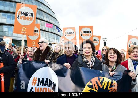 (Links-rechts) Annie Lennox, Bürgermeister von London Sadiq Khan und Bianca Jagger, zu Beginn des March4Women-Event in London, vor internationalen Frauentag. Stockfoto