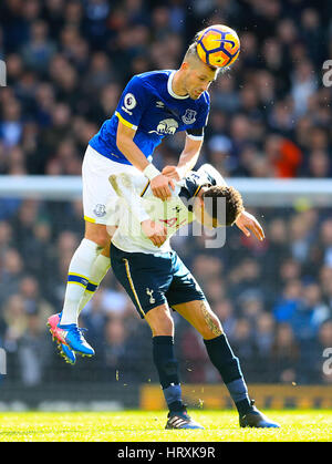 Tottenham Hotspurs Dele Alli und Everton Morgan Schneiderlin Kampf um den Ball in der Premier League match an der White Hart Lane, London. Stockfoto