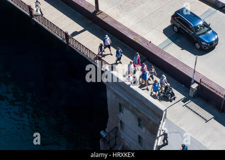 Chicago, USA - 30. Mai 2016: Luftaufnahme des Menschen zu Fuß auf DuSable Brücke im Zentrum von Stockfoto