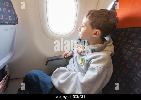Sieben Jahre alter Junge an Bord einem easyJet Flug, Gatwick Flughafen, England, Vereinigtes Königreich. Stockfoto
