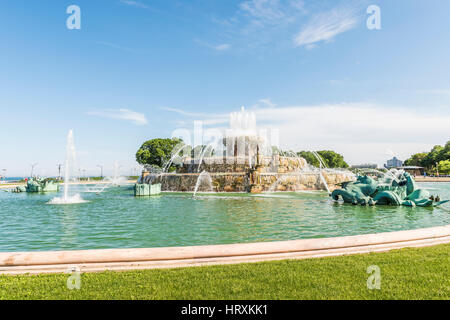 Chicago, USA - 30. Mai 2016: Buckingham Memorial Brunnen im Grant Park in Illinois mit Menschen zu Fuß auf einem heißen Sommertag mit Wolkenkratzern Stockfoto