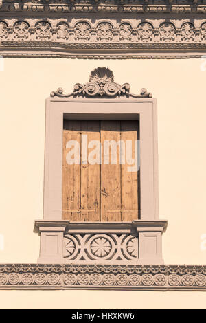 Fenster von einer italienischen neoklassizistischen Villa eingerichtet. Stockfoto