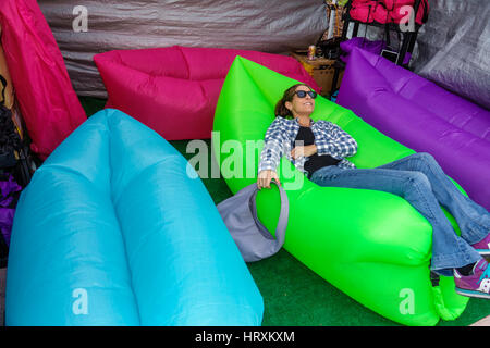 Miami Beach, Florida, Art déco-Wochenende, Gemeindefest, Verkäufer Stände Stand Markt Markt Markt, Stand, Shopping Shopper Shopper Shop Shop Stockfoto