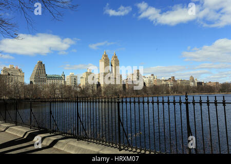 Reservoir der Central Park und Central Park West Mehrfamilienhäuser Manhattan New York City Stockfoto