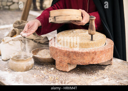 Alten Mühlstein, der per hand gedreht wurde, um Mehl und Brot zu produzieren. Stockfoto