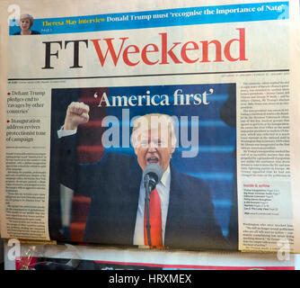 Donald Trump schüttelte seine Faust auf der vorderen Seite des FT Wochenende Zeitung schreien "America first"-Schlagzeile Artikel am 21. Januar 2017 London, Großbritannien Stockfoto