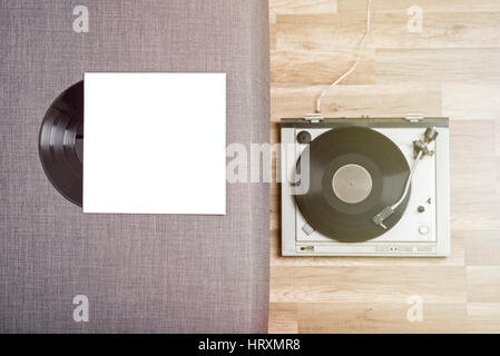 Alte Vinyl-Schallplatte in eine Hülle und die Drehscheibe auf dem Holzboden Stockfoto