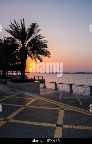 Sonnenuntergang an der Corniche - Abu Dhabi, Vereinigte Arabische Emirate Stockfoto