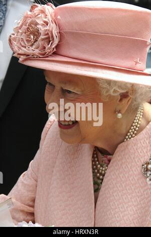 HM besuchen Königin Elizabeth II. und seine königliche Hoheit der Herzog von Edinburgh Liverpool, Merseyside. Sie kommen auf den königlichen Zug bei Liverpool Lime Street Station 2016 Stockfoto
