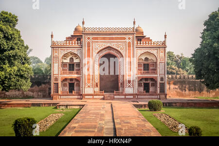 Tor zum Itmad-Ud-Daulah Grabmal - Agra, Indien Stockfoto