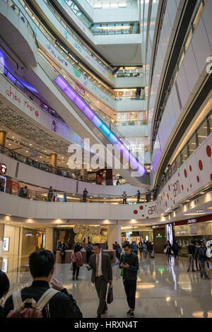 Innere des APM Mall im Bezirk Kwun Tong, Hong Kong Stockfoto