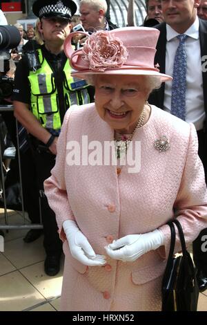 HM besuchen Königin Elizabeth II. und seine königliche Hoheit der Herzog von Edinburgh Liverpool, Merseyside. Sie kommen auf den königlichen Zug bei Liverpool Lime Street Station 2016 Stockfoto