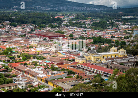 Stadtansicht von Antigua Guatemala von Cerro De La Cruz Stockfoto