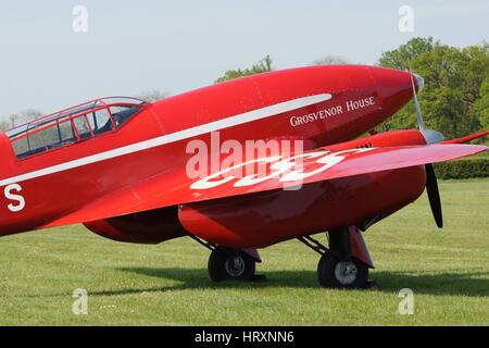 Die Shuttleworth Collection De Havilland DH88 Comet G-ACSS "Grosvenor House" am alten Flugplatz Warden während der Shuttleworth Premier Airshow 2016. Stockfoto