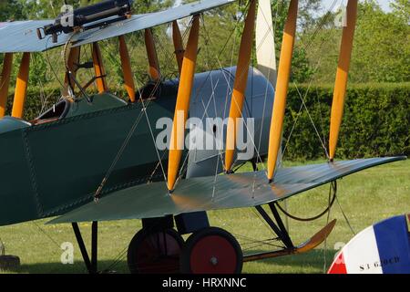 Die Shuttleworth Collection original 1918 AVRO 504K Kampfflugzeuge. Nahaufnahme des Abschnitts Flügel und Rumpf. Stockfoto