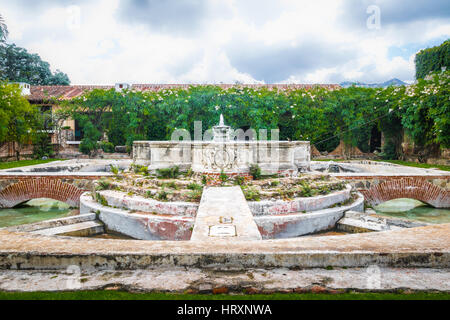 Wasser-Brunnen in den Ruinen der alten Kloster - Antigua, Guatemala Stockfoto