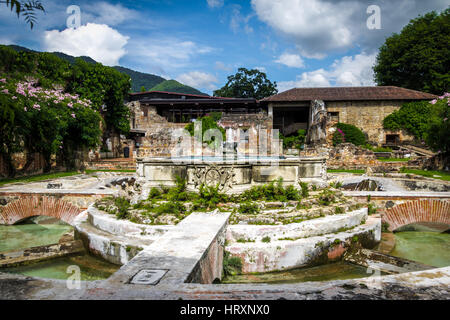 Wasser-Brunnen in den Ruinen der alten Kloster - Antigua, Guatemala Stockfoto