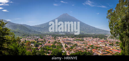 Panoramische Luftaufnahme von Antigua Guatemala mit Agua Vulkan im Hintergrund Stockfoto