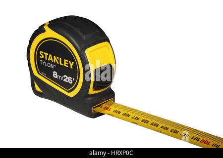 Stanley Tylon gelb 8 m 8 m 26 Fuß, 26 Fuß einziehbares Maßband aus Stahl auf weißem Hintergrund Stockfoto