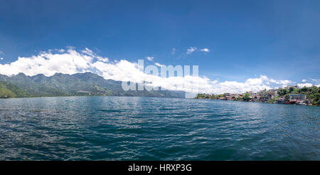 Panoramasicht auf See Atitlan und San Pedro la Laguna - Guatemala Stockfoto