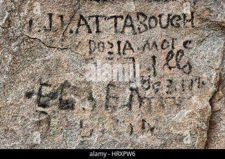 Inschriften der Auswanderer im 19. Jahrhundert unterwegs California Trail bei registrieren Rock in City of Rocks National Preserve, Idaho, USA Stockfoto
