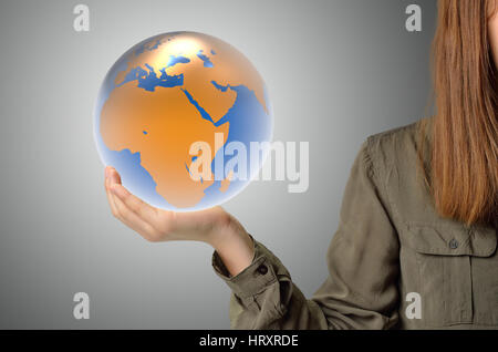 Junge Frau hält die Erde Stockfoto