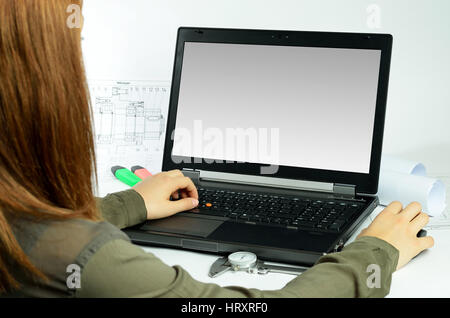 Junge Frau sitzt vor einem Laptop wieder anzeigen Stockfoto