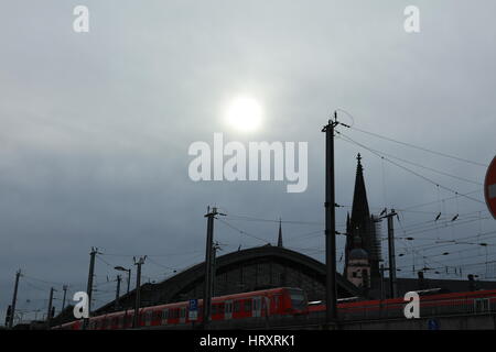 Hauptbahnhof Köln Mit Kölner Dom Im Hintergrund Stockfoto
