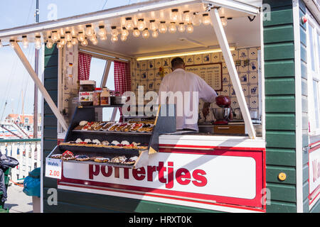 Mann, Herstellung und Verkauf von Poffertjes in Volendam am Straßenrand stand, Niederlande Stockfoto