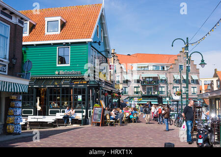 Menschen genießen im Freien speisen im Sommer in Volendam, Niederlande Stockfoto