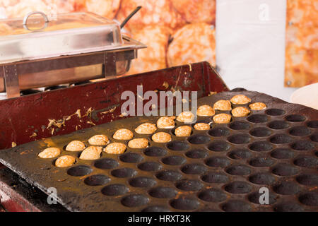 Poffertjes, gekocht und verkauft in einem am Straßenrand Stall in Amsterdam, Niederlande Stockfoto