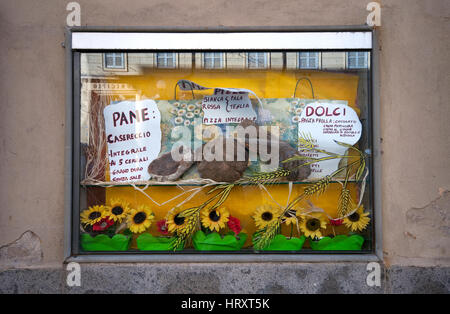 Brot auf dem Display in das Fenster, Genzano di Roma, Lazio, Italy Stockfoto