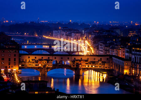 Über die Ponte Vecchio Florenz iconic Twilight als von der Piazzale Michelangelo gesehen Stockfoto