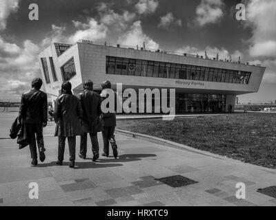 Beatles Staues, Pier Head, der von Liverpool Stockfoto