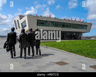 Beatles Staues, Pier Head, der von Liverpool Stockfoto