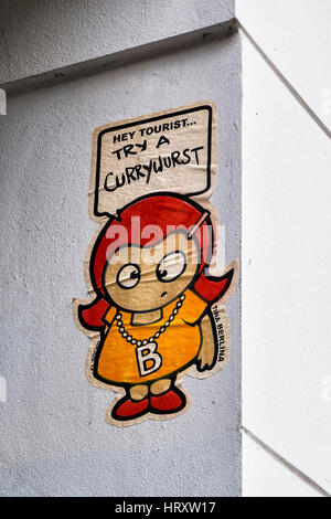 Berlin, Prenzlauer Berg. Streetart von El Bocho Tina Berlina Tourist-Serie. Hey Tourist versuchen eine currywurst Stockfoto