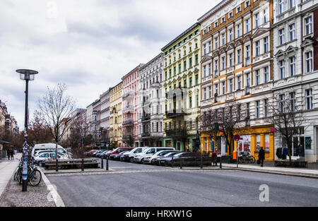 Berlin, Prenzlauer Berg., elegante alte renovierte Apartment Gebäude. Typische traditionelle Häuser in der Oderberger Straße Stockfoto