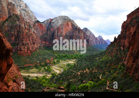 Schöne Tal mit Virgin River im Zion Nationalpark, Utah, USA (gesehen von Angels Landing Trail) Stockfoto