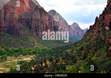 Schöne Tal mit Virgin River im Zion Nationalpark, Utah, USA (gesehen von Angels Landing Trail) Stockfoto