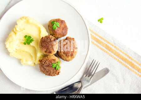 Hausgemachte gebratene Frikadellen mit Kartoffelpüree auf weißen Teller hautnah Stockfoto