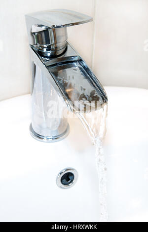 Modernen Stil Chrom Wasserfall Wasserhahn oder Wasserhahn Stockfoto