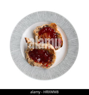 Platte mit zwei heißen gerösteten Laugenstangen mit Marmelade auf einem weißen Hintergrund Stockfoto