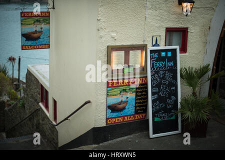 Die Fähre Inn Pub in Salcombe, Devon, Großbritannien. Stockfoto