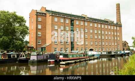 Narrowboats vertäut neben der ursprünglichen Hovis Mill (jetzt Wohnungen) auf dem Kanal Macclesfield Stockfoto