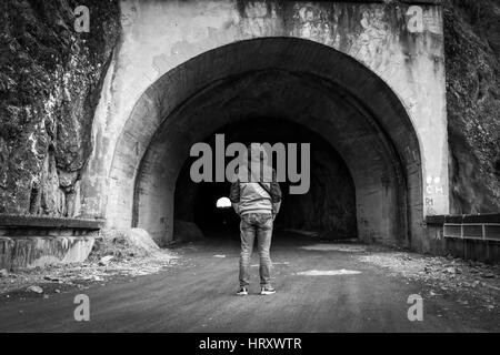 Mann-Eintrag in einem tunnel Stockfoto