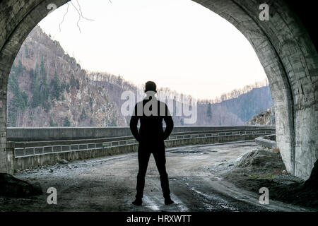 Mann an der Ausfahrt aus dem tunnel Stockfoto