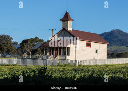 Das alte Schulhaus in dem historischen Dorf San Simeon entlang der Kalifornischen Küste. Die - Raum-Schulhaus wurde im Jahre 1903 erbaut. Stockfoto