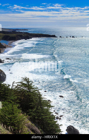 Zerlumpt malerische Sicht auf dem Cabrillo Highway (Pacific Coast Highway) (Highway man) im zentralen California Blick nach Süden entlang der felsigen Küste Stockfoto