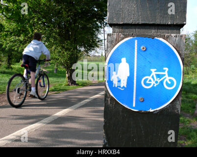 Ein Radfahrer ignoriert die kein Rad Zeichen Stockfoto